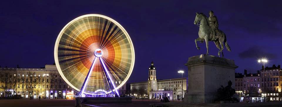 photo de Lyon la nuit, place bellecour à Lyon, grande roue de Lyon, photo presqu'ile Lyon, photographe Lyon, photographe mariage